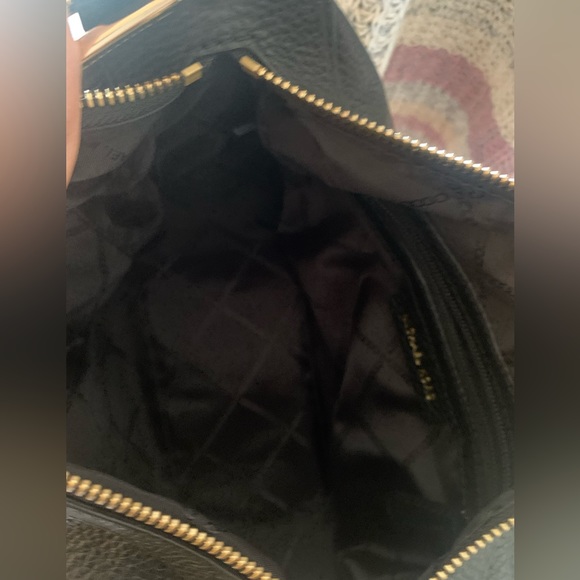 MICHEAL KORS BLACK PEBBLE LEATHER BAG WITH GOLD HARDWARE AND CHARM - Picture 15 of 16